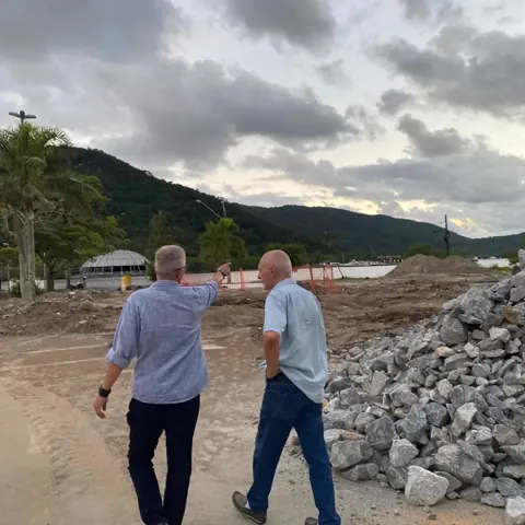 Benedito Furtado acompanha uma visita técnica a uma área em obras.
