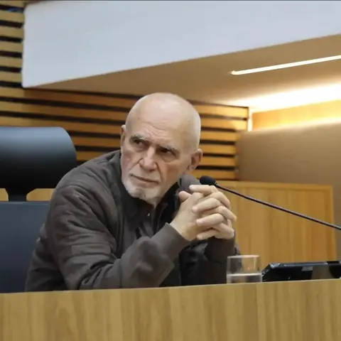 Benedito Furtado sentado à mesa do plenário durante uma sessão.