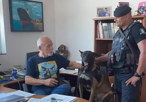 Benedito Furtado recebe um agente e um cão do Canil da Guarda Civil em seu gabinete.