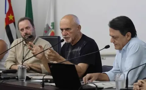 Benedito Furtado se pronuncia durante reunião na Câmara Municipal.