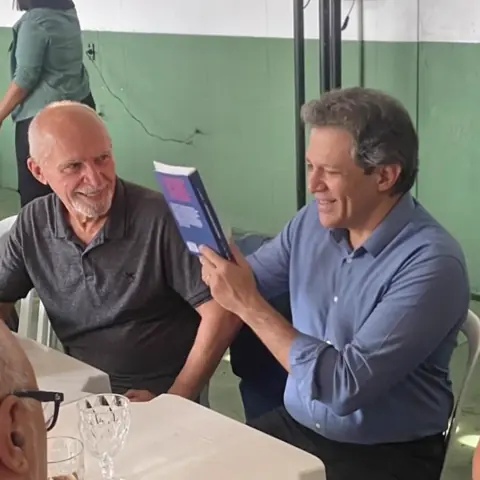 Benedito Furtado conversa com um participante durante encontro público.