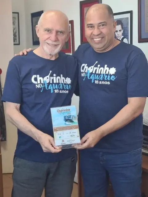 Benedito Furtado posa ao lado de organizador do evento Chorinho no Aquário.